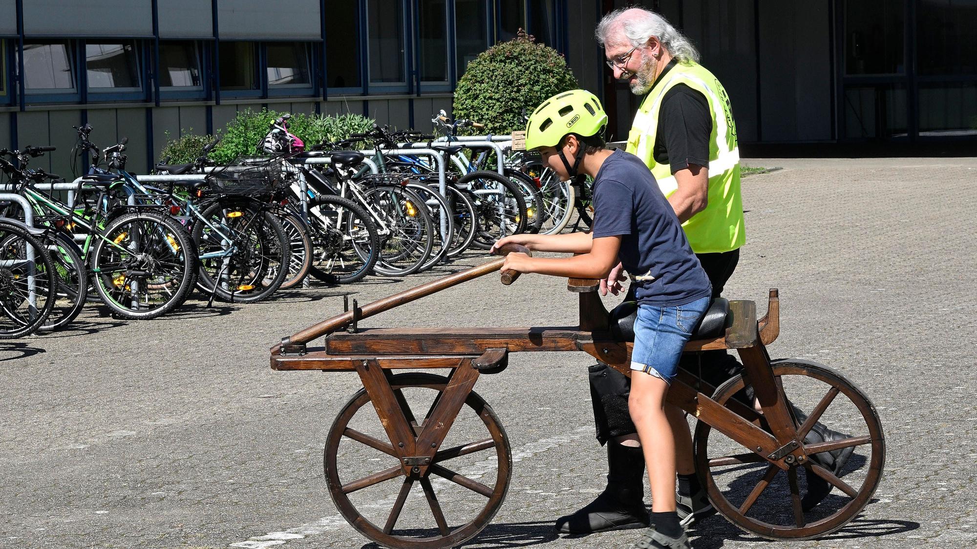 So sahen die ersten Fahrräder aus - an der Integrierten Gesamtschule Paffrath waren sie zu sehen und auch auszuprobieren.