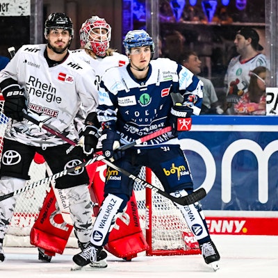 Mirko Pantkowski Kölner Haie, 30 Maximilian Glötzl Kölner Haie, 22 Maciej Rutkowski Iserlohn Roosters, 12, GER, Iserlohn Roosters vs. Koelern Haie, Eishockey, Penny-DEL, Spielzeit 2023/2024, 08.09.2023 GER, Iserlohn Roosters vs. Koeler Haie, Eishockey, Penny-DEL, Spielzeit 2023/2024, 08.09.2023 Iserlohn