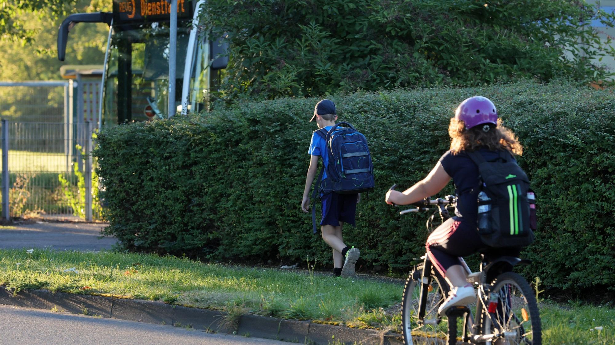Achtung Schulweg: Elterntaxis sind die Pest - und werden besonders von Eltern gefürchtet. Betroffene erzählen zudem, Verkehr vor der Nordschule.