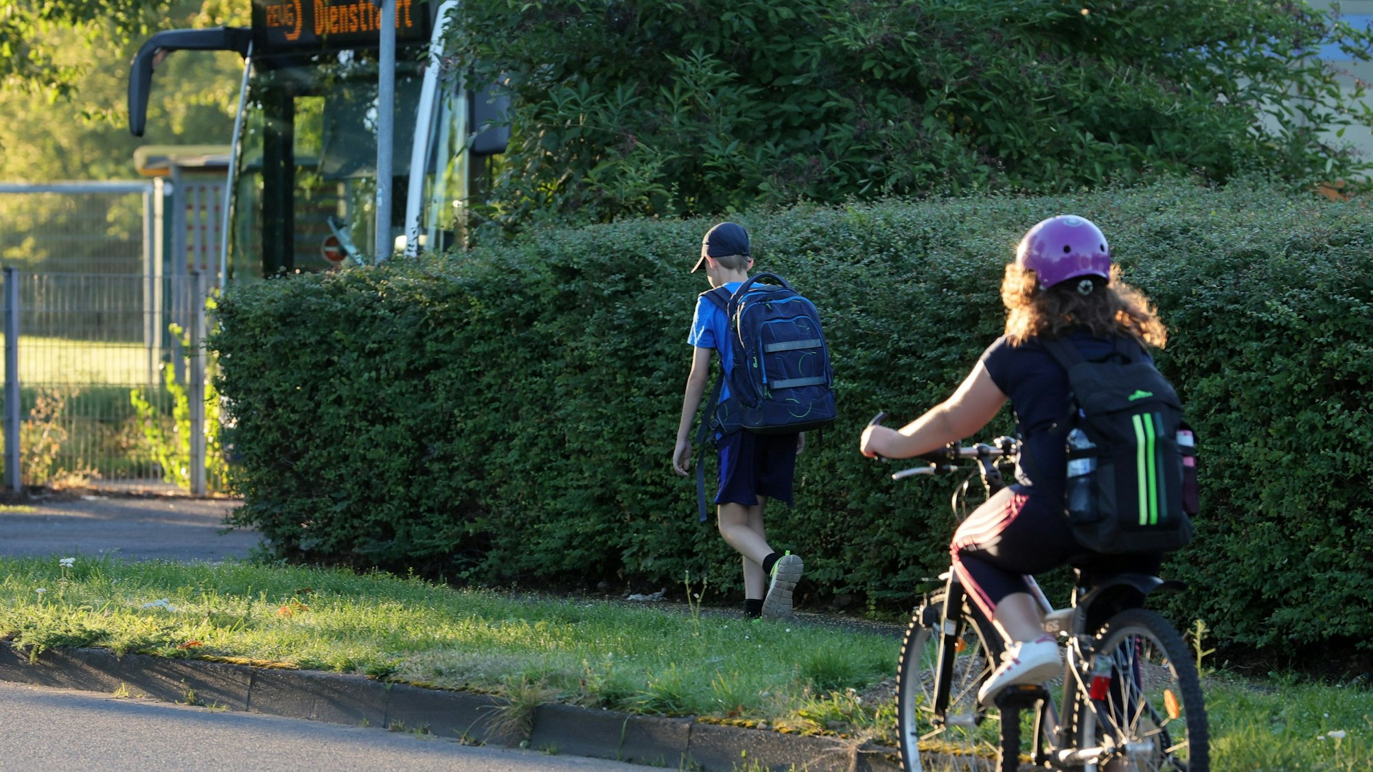 Achtung Schulweg: Elterntaxis sind die Pest - und werden besonders von Eltern gefürchtet. Betroffene erzählen zudem, Verkehr vor der Nordschule.