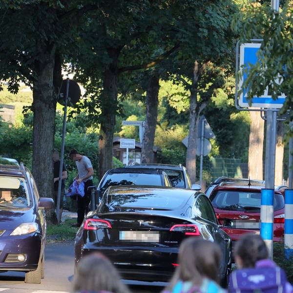 Vor einer Schule stauen sich die Autos - von Eltern, die ihre Kinder direkt vor die Klassenzimmertür fahren wollen.