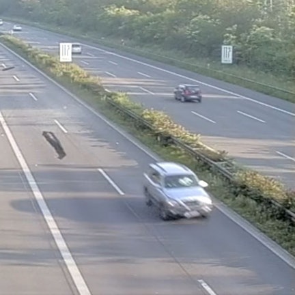 Das Bild aus der Videoüberwachung von dem Unfall auf der A57 zeigt den Unfall.