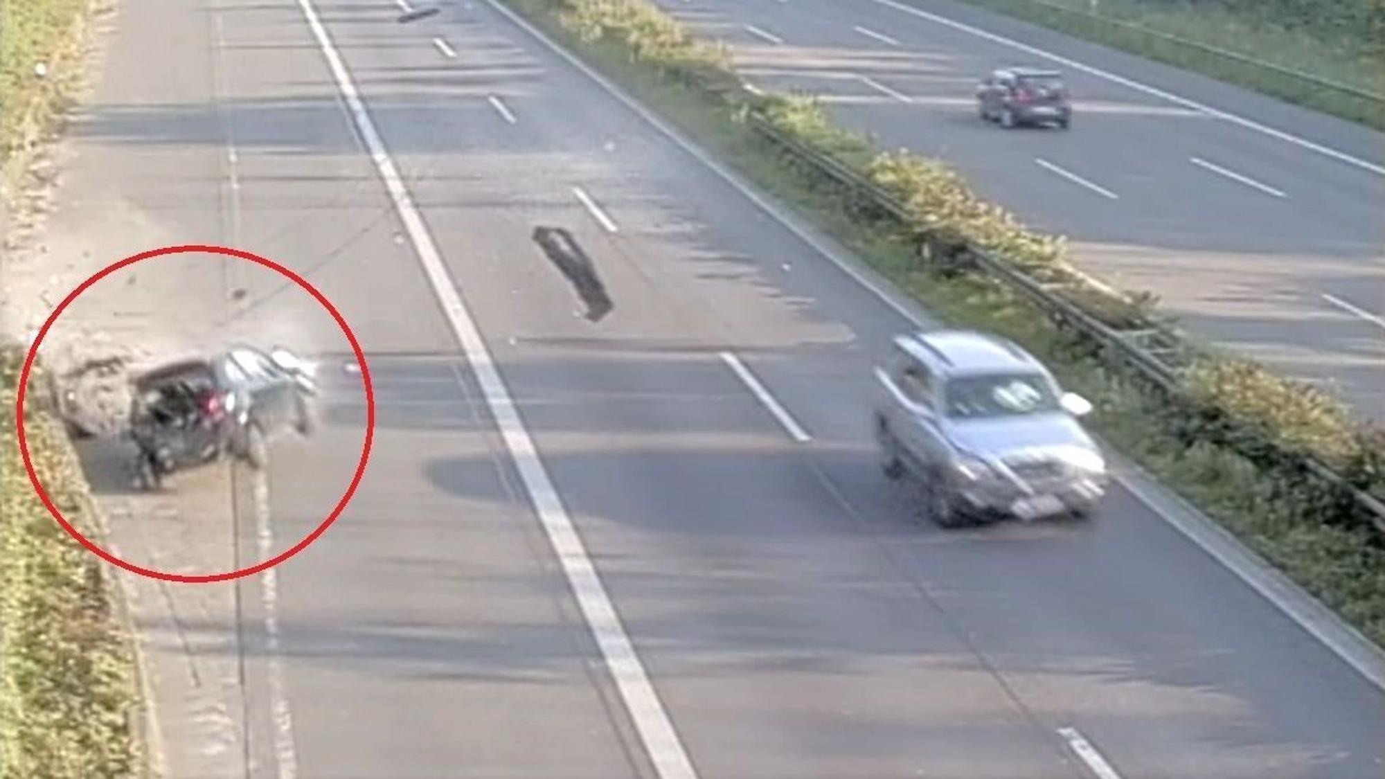 Der Kia des Unfallfahrers fährt weiter, während des Auto der Opfer (roter Kreis) gegen eine Mauer prallt.