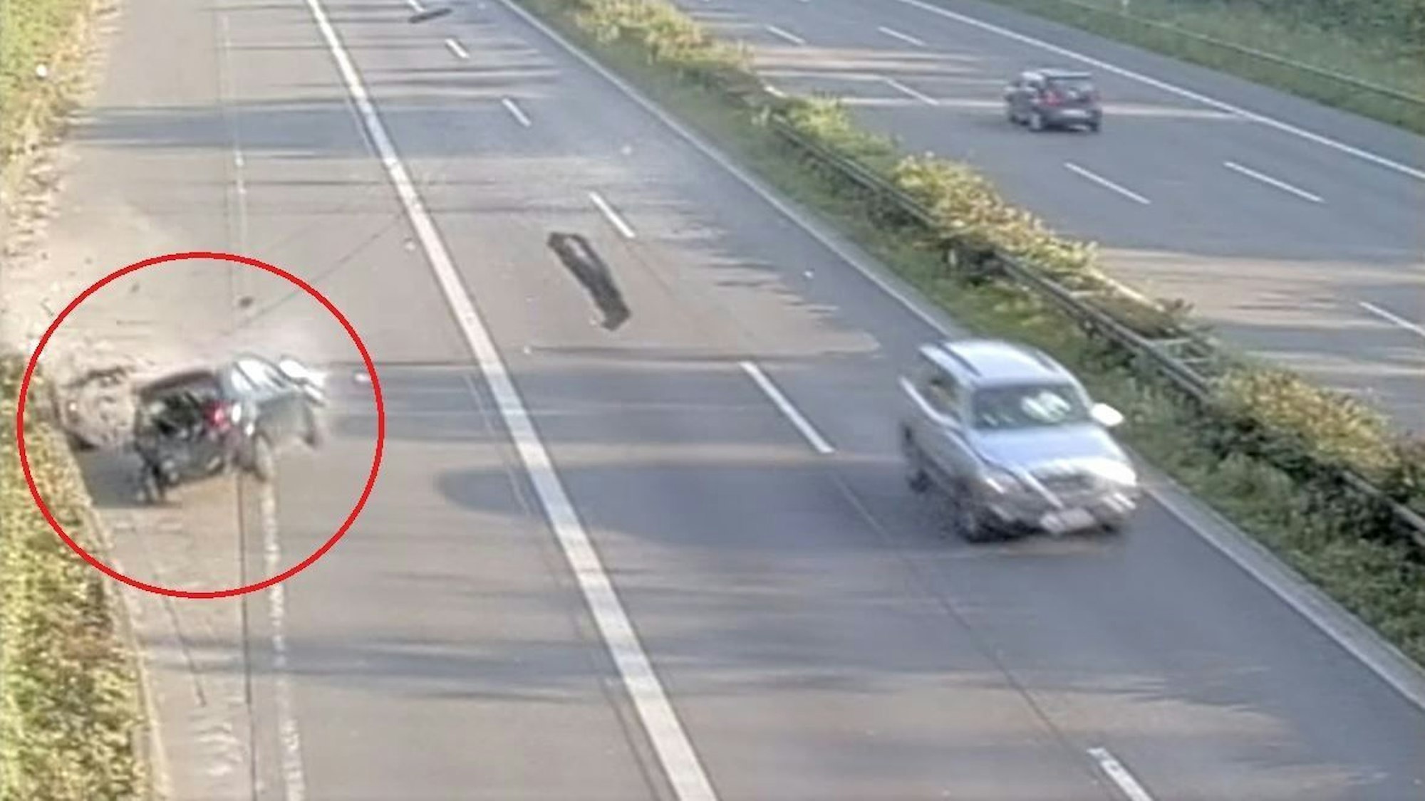 Der Kia des Unfallfahrers fährt weiter, während des Auto der Opfer (roter Kreis) gegen eine Mauer prallt.