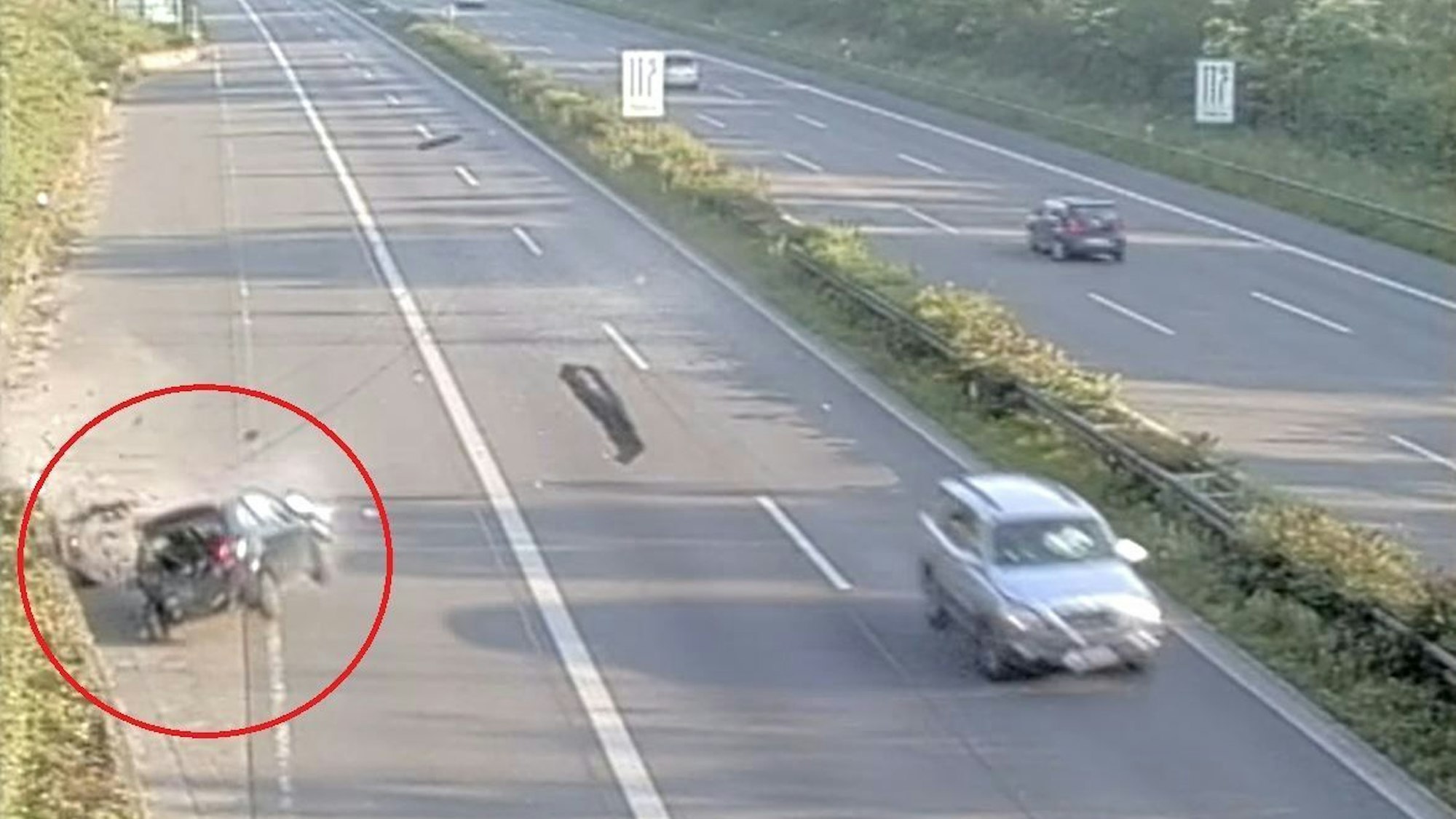 Das Bild aus der Videoüberwachung von dem Unfall auf der A57 zeigt den Unfall.