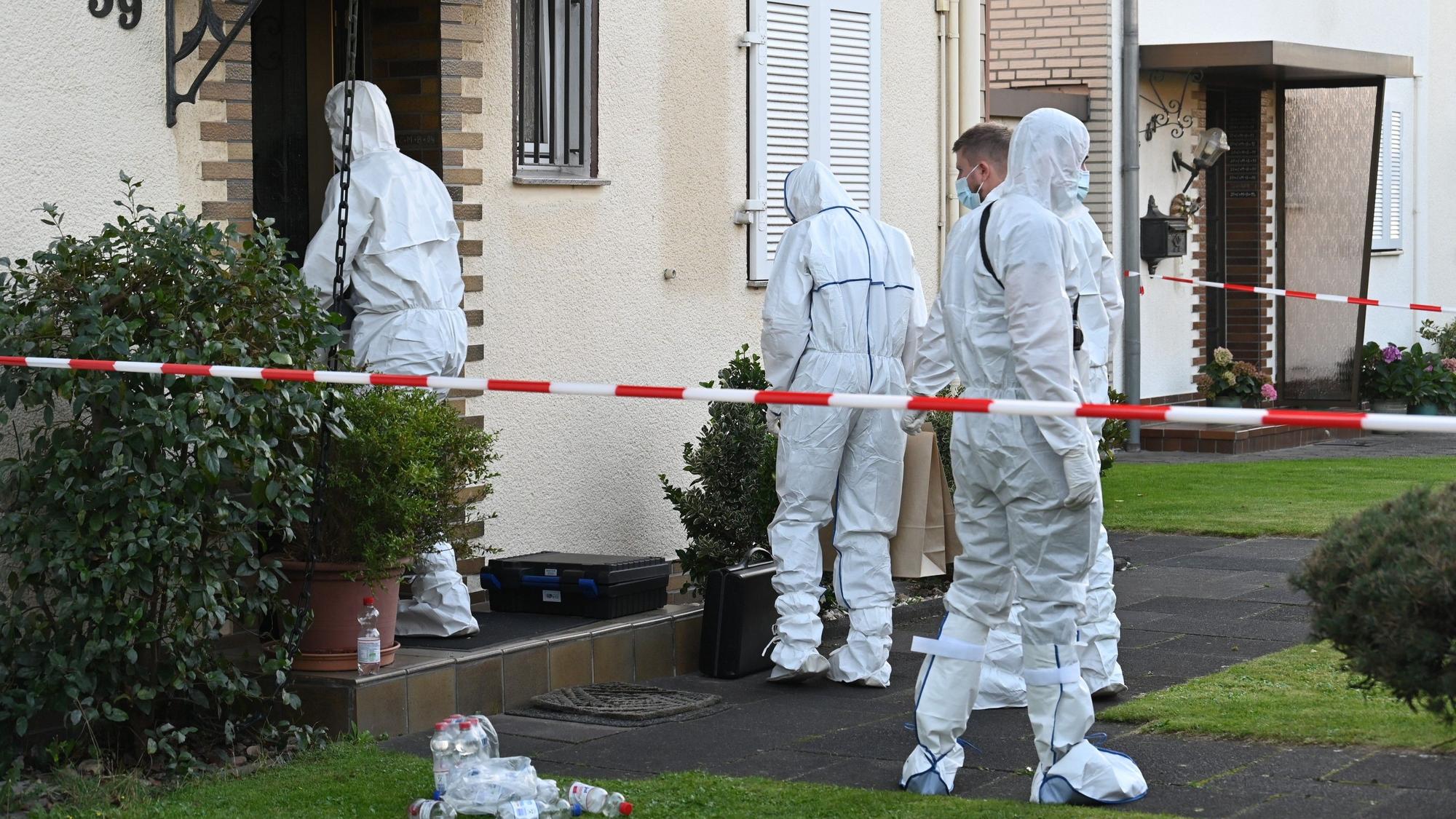 Das Bild zeigt Kripobeamte in weißen Schutzanzügen vor dem Haus des Rentners.