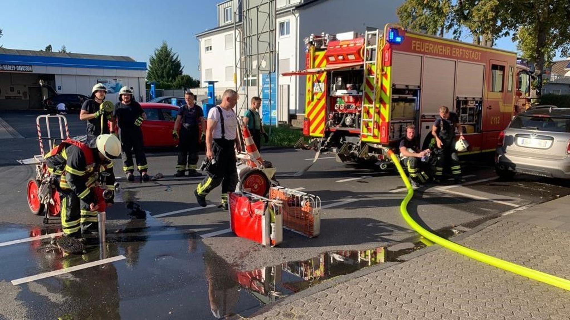 Ein Kinderwagen hat im Treppenhaus des Mehrfamilienhauses in Erftstadt gebrannt.