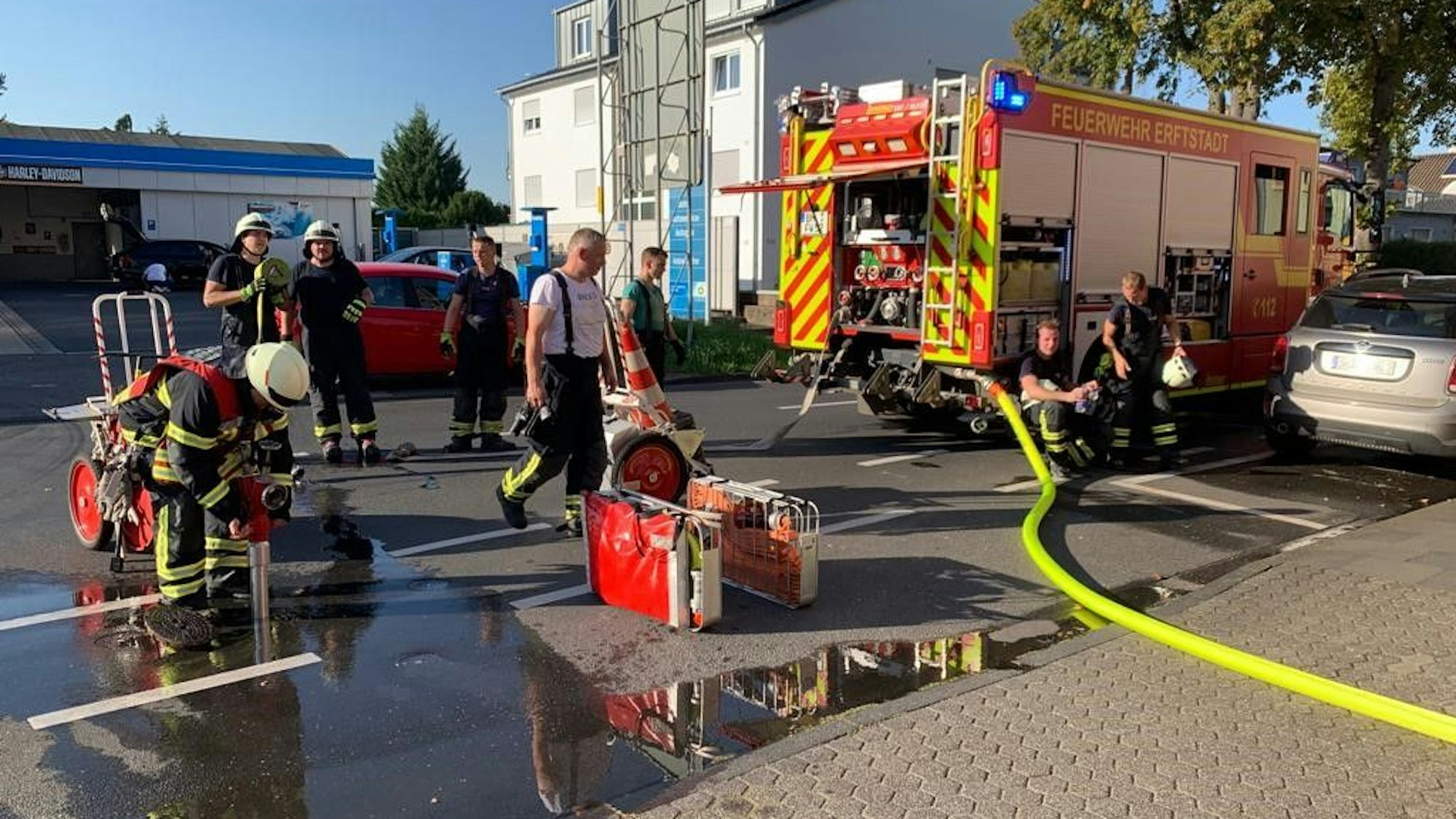 Ein Kinderwagen hat im Treppenhaus des Mehrfamilienhauses in Erftstadt gebrannt.