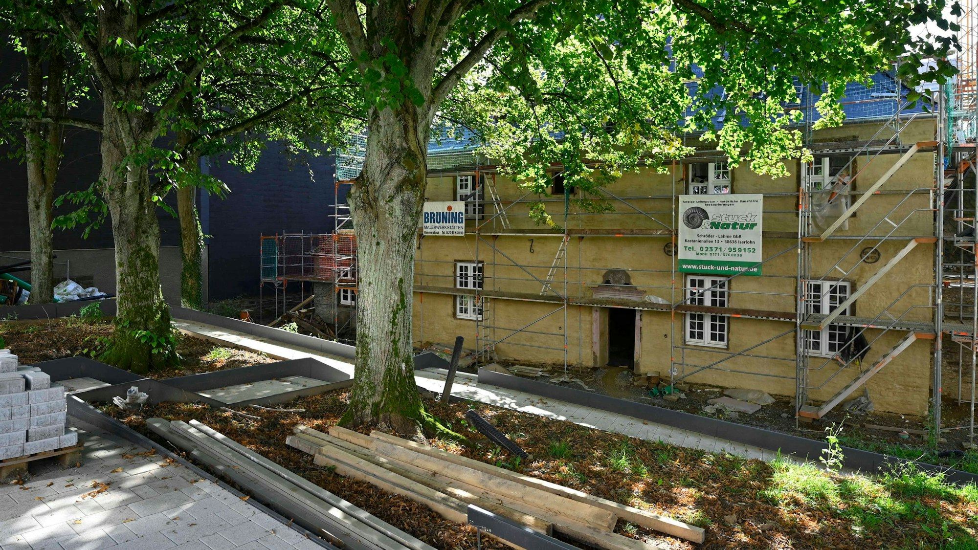 Die aktuelle Außenansicht der Vogtei mit der sandfarbenen Fassade.