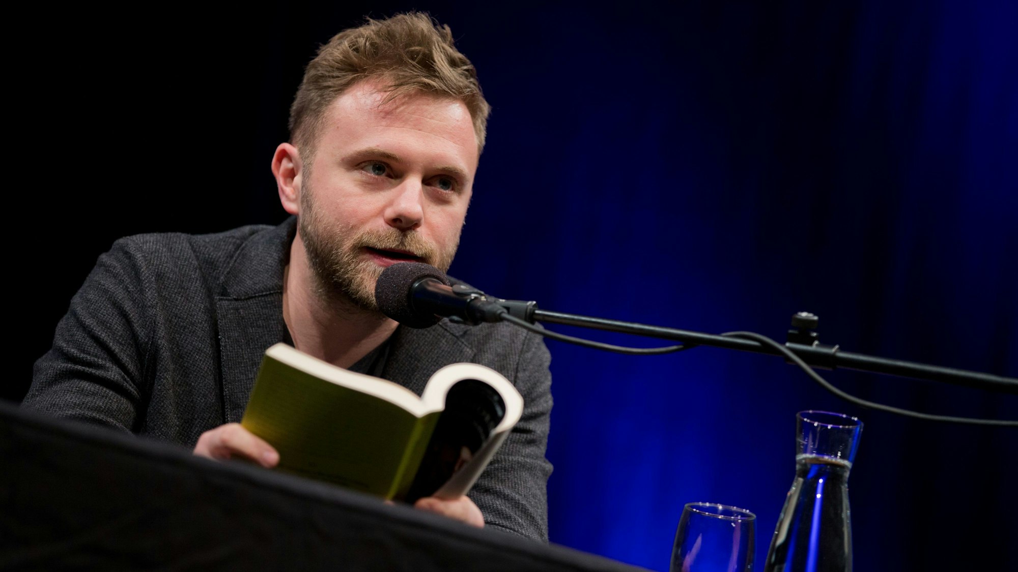 Der italienische Autor Paolo Giordano sitzt am 20.03.2014 im Rahmen des Literaturfestivals lit.Cologne in Köln auf der Bühne, wo er aus seinem Buch "Der menschliche Körper" liest.