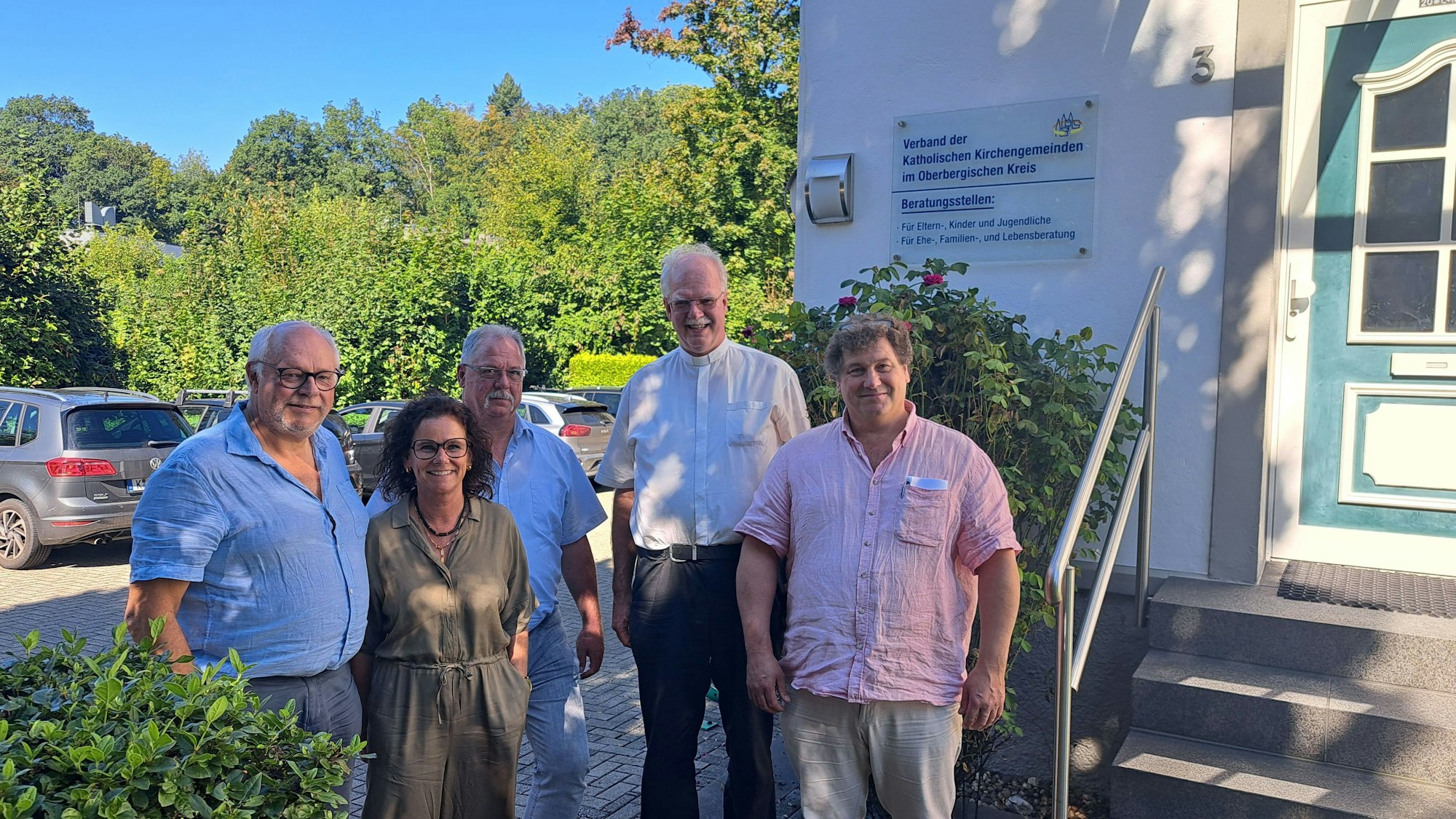 Vor der Beratungsstelle Herbstmühle stehen  (von links nach rechts): Ludger Sändker, Jutta Schüler, Markus Willmeroth, Christoph Bersch und Dr. Thomas Köhler-Saretzki