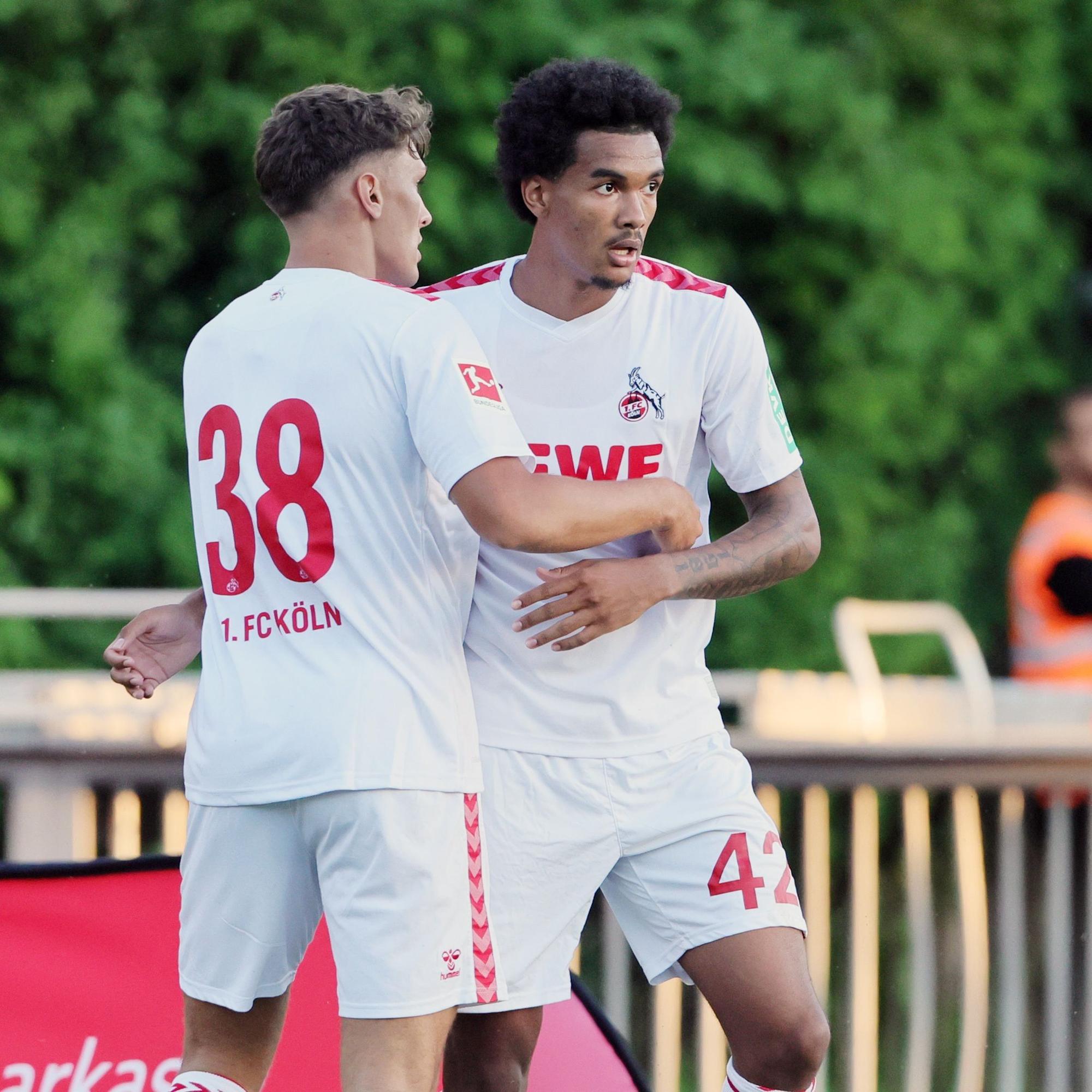 Julian Pauli (l.) gratuliert beim Testspiel des 1. FC Köln in Bergisch Gladbach dem Torschützen Damion Downs.