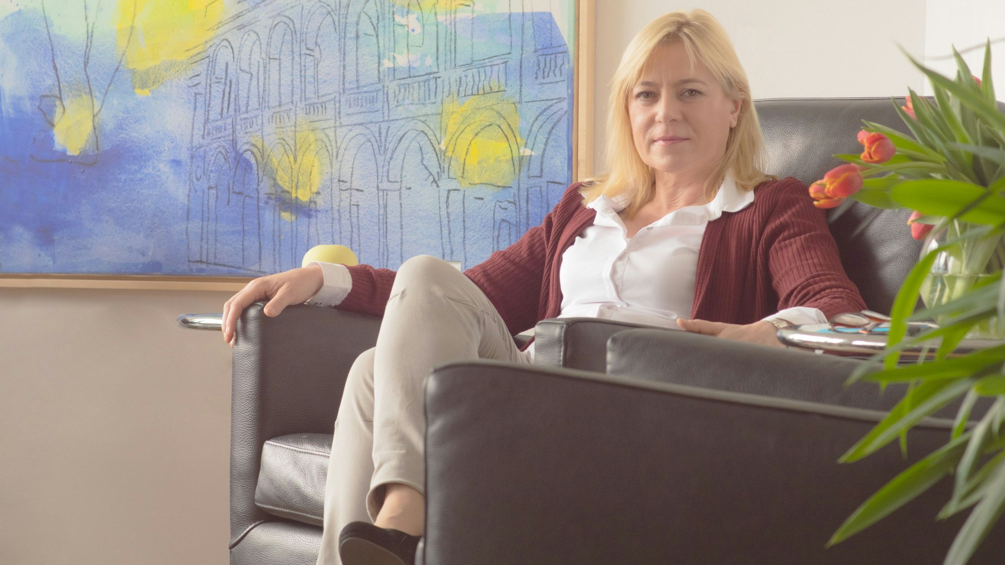 Ingrid Prassel sitzt auf einem Ledersessel.