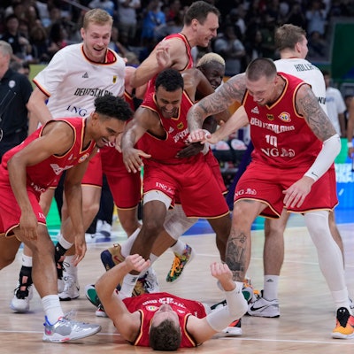 Andreas Obst liegt auf dem Boden, seine Teamkollegen feiern ihn und den Halbfinal-Sieg gegen die USA.