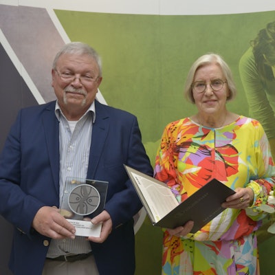 Das Foto zeigt von links nach rechts Peter Ruland mit dem Rheinlandtaler, Ursula Mahler, die  stellvertretende Vorsitzende der Landschaftsversammlung Rheinland und  Maria Clever mit einem Blumenstrauß.