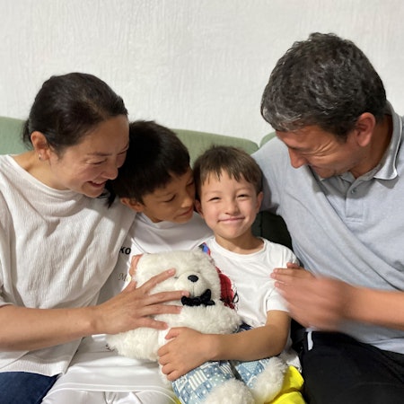 Familie Hussaini aus Dahlem kam 2021 aus Kabul nach Dahlem. Das Bild zeigt von links Mutter Madina Ibrahimi, die Söhne Zulfagar und Abulfazl sowie Vater Abdul Wahab.