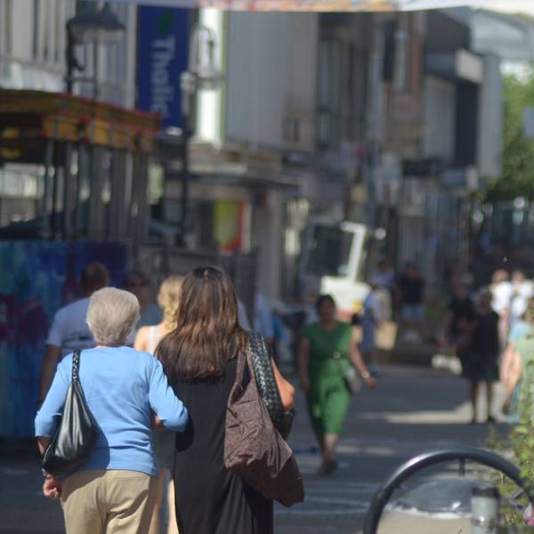 Besucherinnen und Besucher gehen durch die Fußgängerzone in Euskirchen. Sie sollen künftig in einer Smartphone-App Informationen zur Stadt finden.