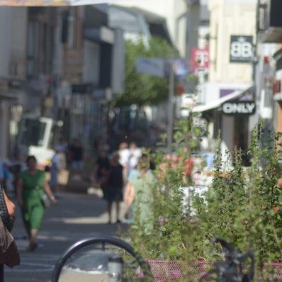 Besucherinnen und Besucher gehen durch die Fußgängerzone in Euskirchen. Sie sollen künftig in einer Smartphone-App Informationen zur Stadt finden.