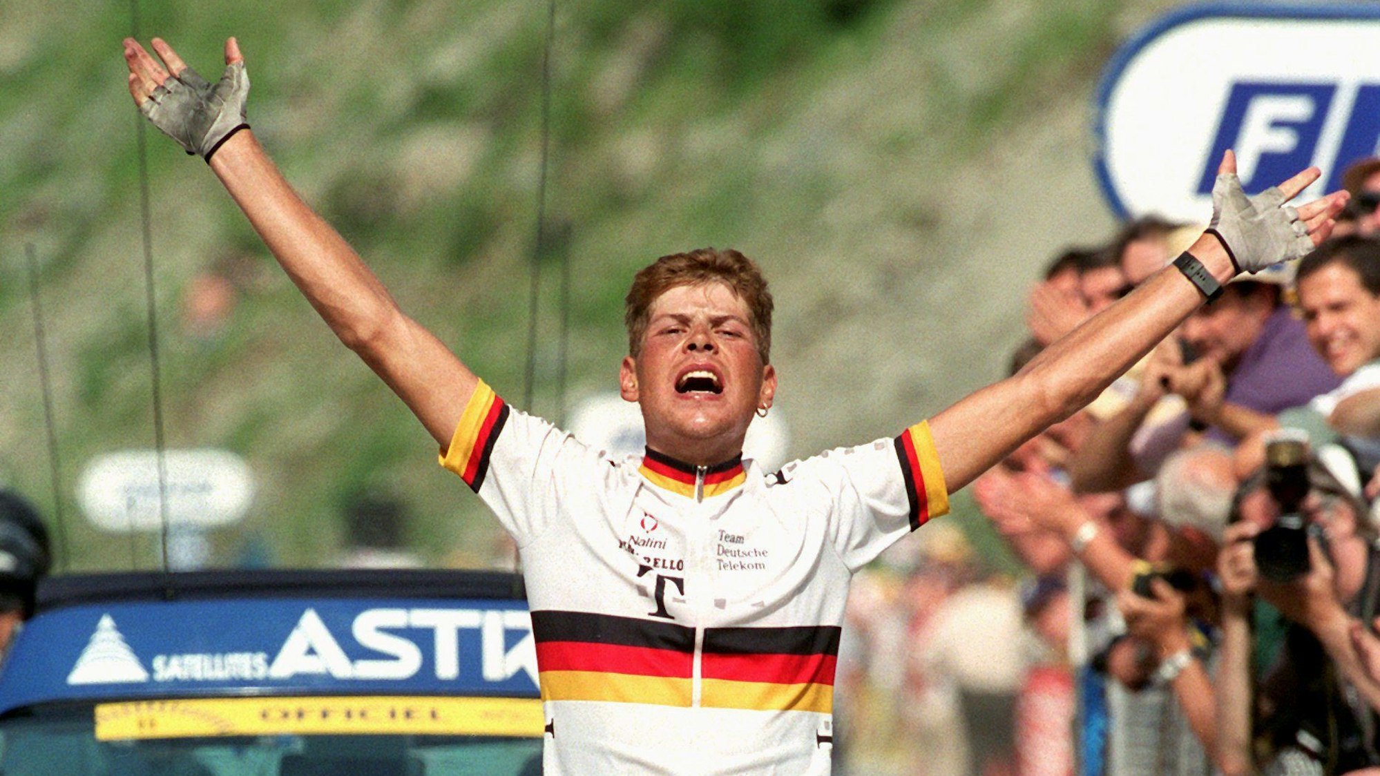Jan Ullrich jubelt bei seinem Etappensieg bei der Tour de France 1997 in Andorra-Arcalis. Er ist bis heute der einzige Deutsche, der die Tour de France gewinnen konnte. Sein Triumph wurde von Doping-Vorwürfen überschattet.