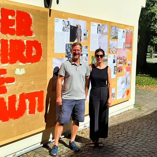 Schirin Kretschmann und Tilo Schulz vor dem Museum Morsbroich.