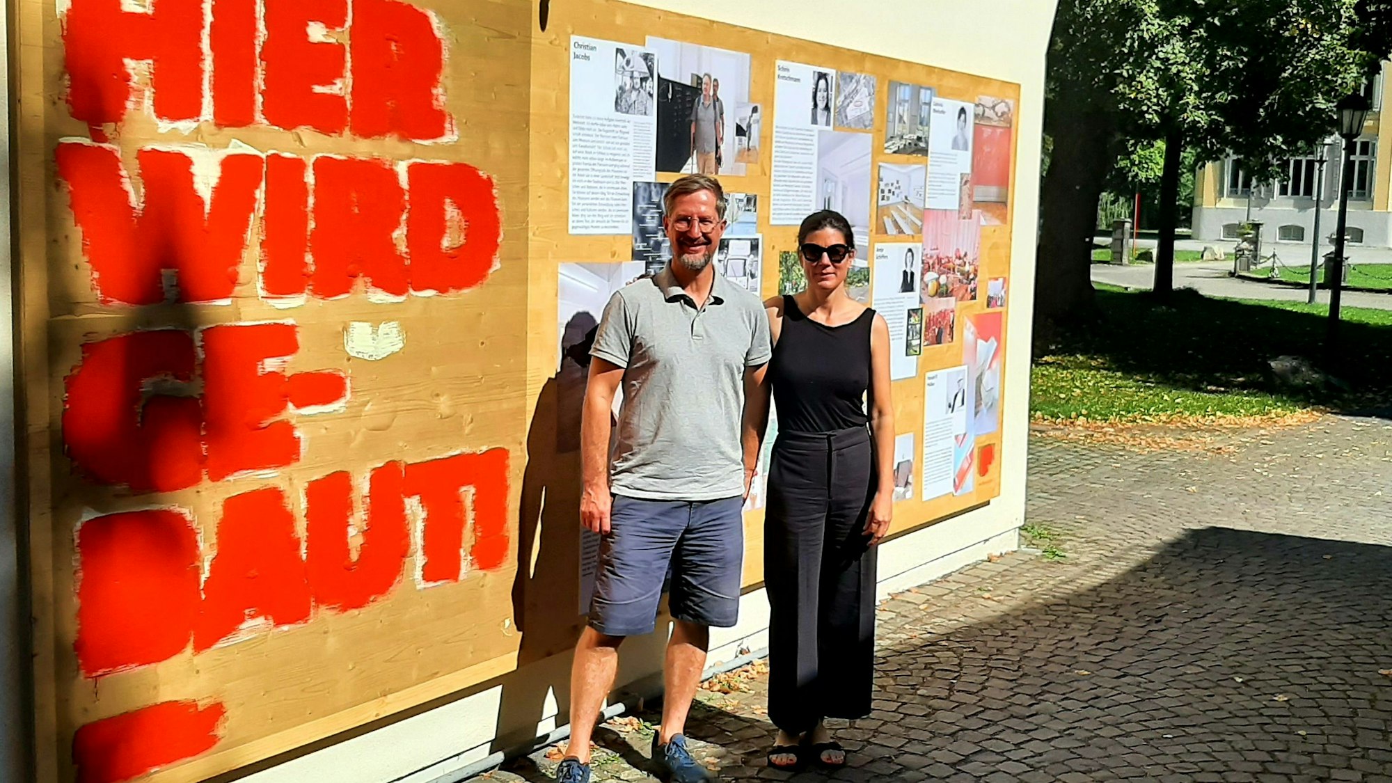 Schirin Kretschmann und Tilo Schulz vor dem Museum Morsbroich.