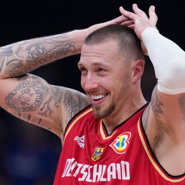 Forward Daniel Theis aus Deutschland feiert den Sieg seiner Mannschaft im Halbfinale der Basketball-WM in Manila.