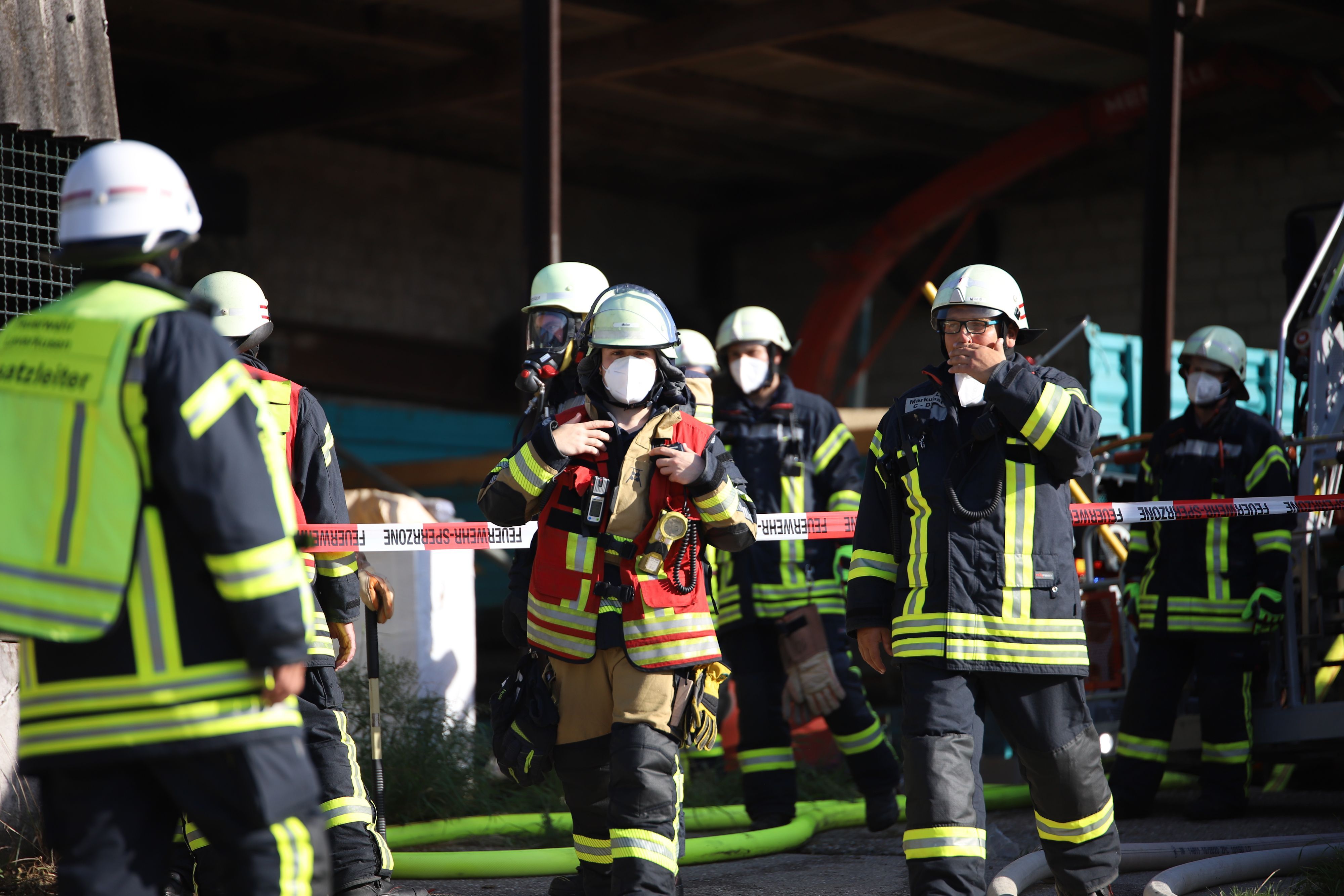 Es sind Einsatzkräfte der Feuerwehr zu sehen.