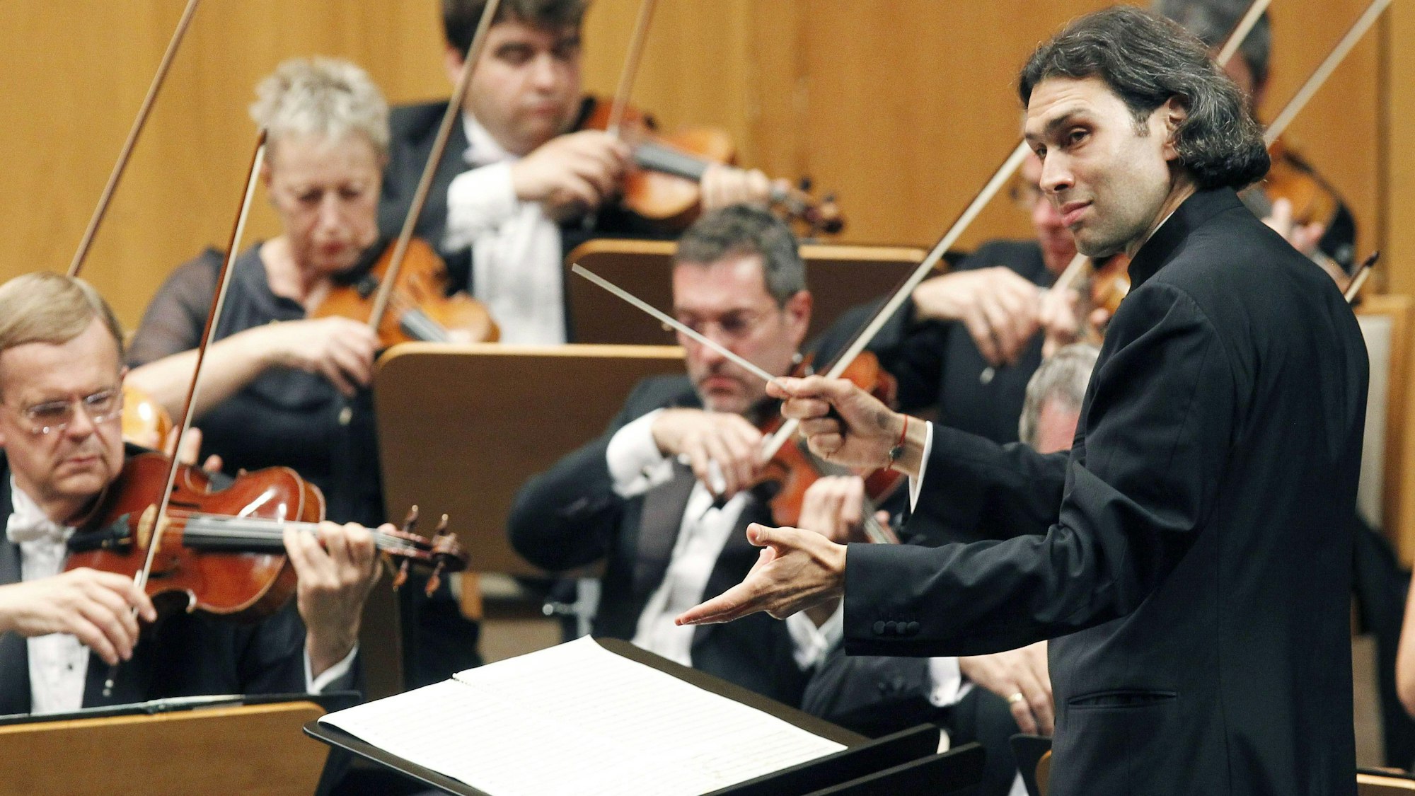 Dirigent Vladimir Jurowski (r.), hier bei einem Konzert in London 2014, hat bei einem Konzert in Luzern gelassen auf Störungen durch Klima-Aktivisten reagiert, das brachte ihm viel Zuspruch.