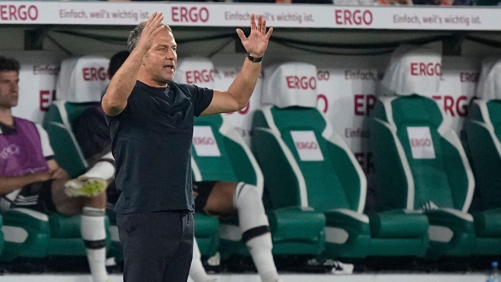 Erwarten weitere ungemütliche Zeiten nach dem Spiel gegen Japan: Bundestrainer Hansi Flick.