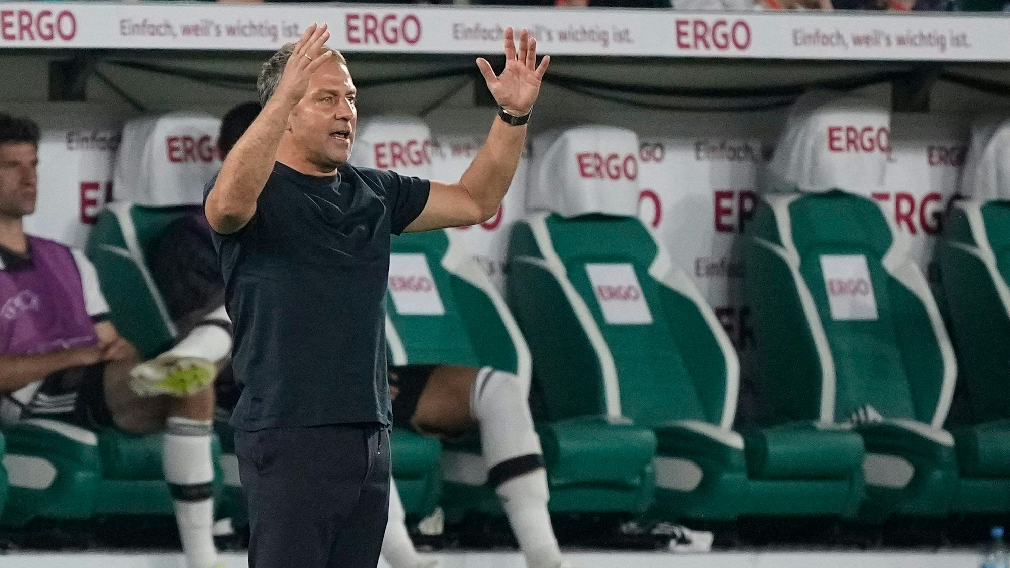 Erwarten weitere ungemütliche Zeiten nach dem Spiel gegen Japan: Bundestrainer Hansi Flick.