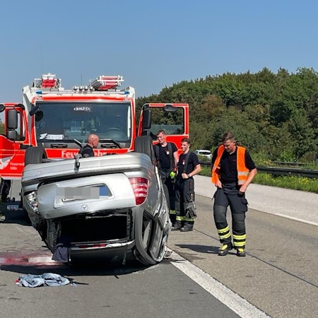 Das Auto kam nach einem Überschlag auf der A59 in Köln-Wahn schließlich auf dem Dach zum Stehen.