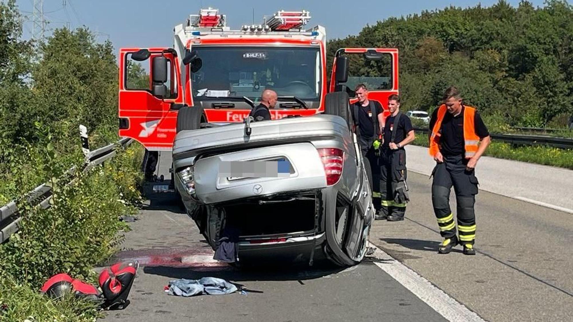 Das Auto kam nach einem Überschlag auf der A59 in Köln-Wahn schließlich auf dem Dach zum Stehen.