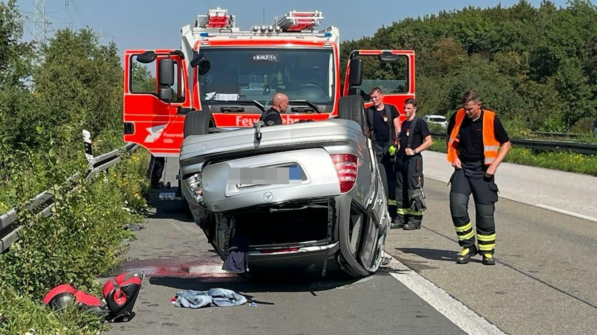 Das Auto kam nach einem Überschlag auf der A59 in Köln-Wahn schließlich auf dem Dach zum Stehen.