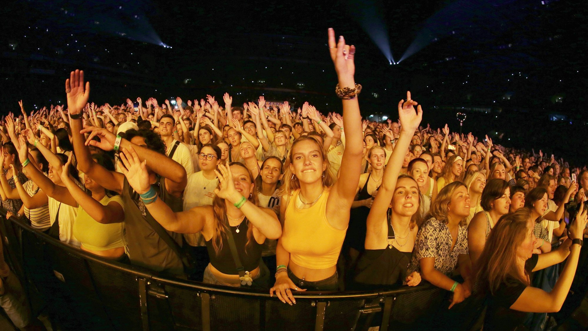 Die Fans im Stadion feiern AnnenMayKantereit.
