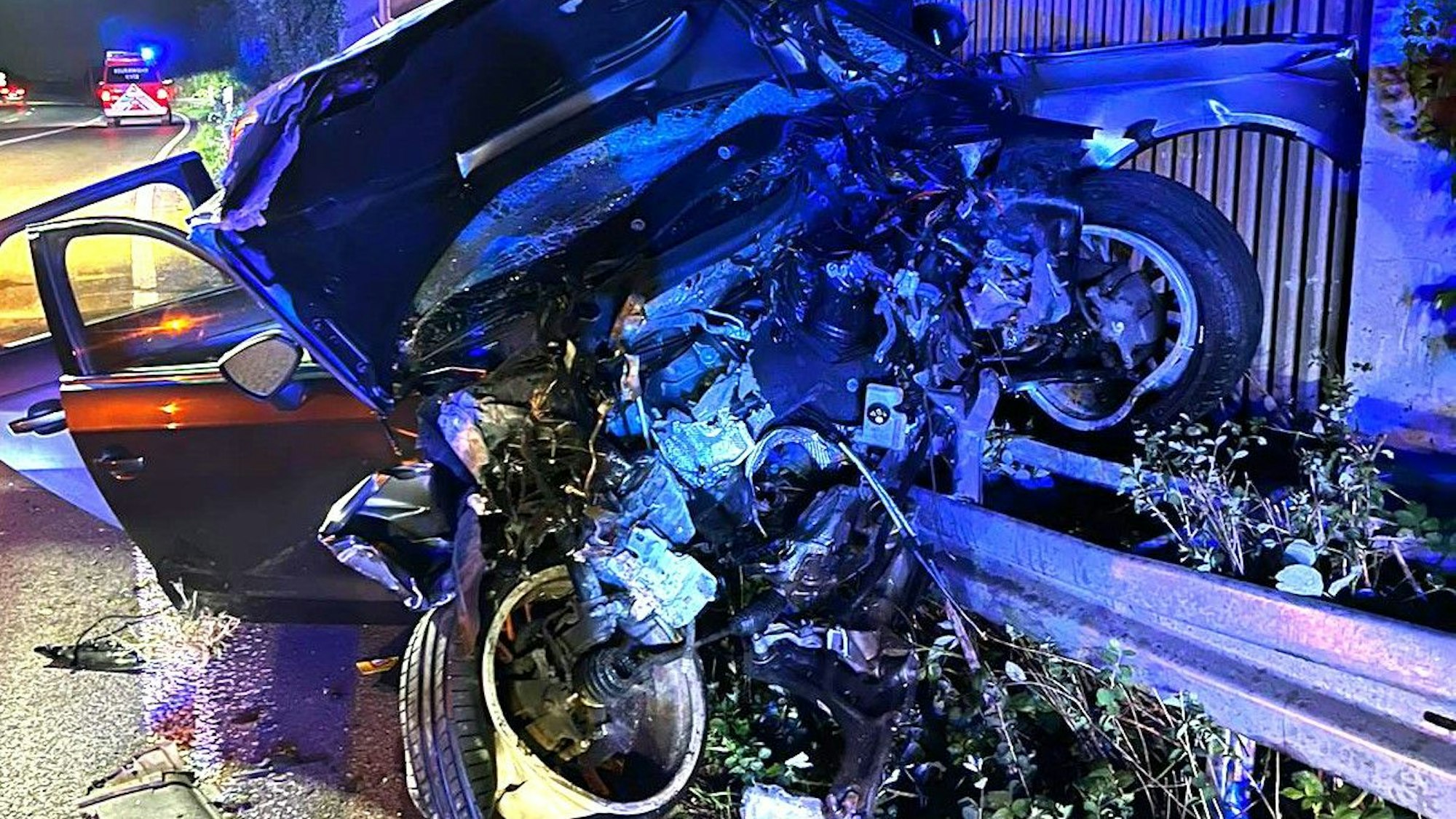 Das Autowrack liegt nach dem Unfall auf der A59 bei Duisburg auf der Leitplanke.