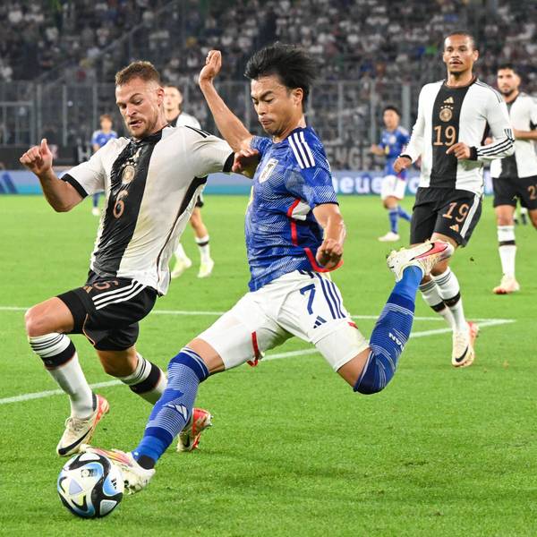 Joshua Kimmich (l.) spielte auf der Rechtsverteidiger-Position, hier ist er im Zweikampf mit Japans Kaoru Mitoma.