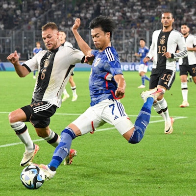Joshua Kimmich (l.) spielte auf der Rechtsverteidiger-Position, hier ist er im Zweikampf mit Japans Kaoru Mitoma.