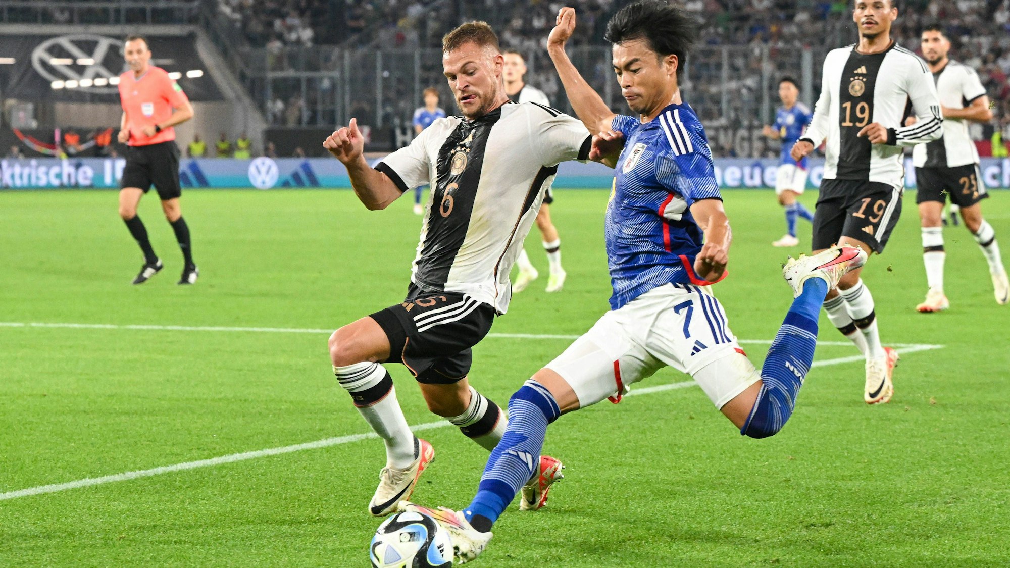 Joshua Kimmich (l.) spielte auf der Rechtsverteidiger-Position, hier ist er im Zweikampf mit Japans Kaoru Mitoma.