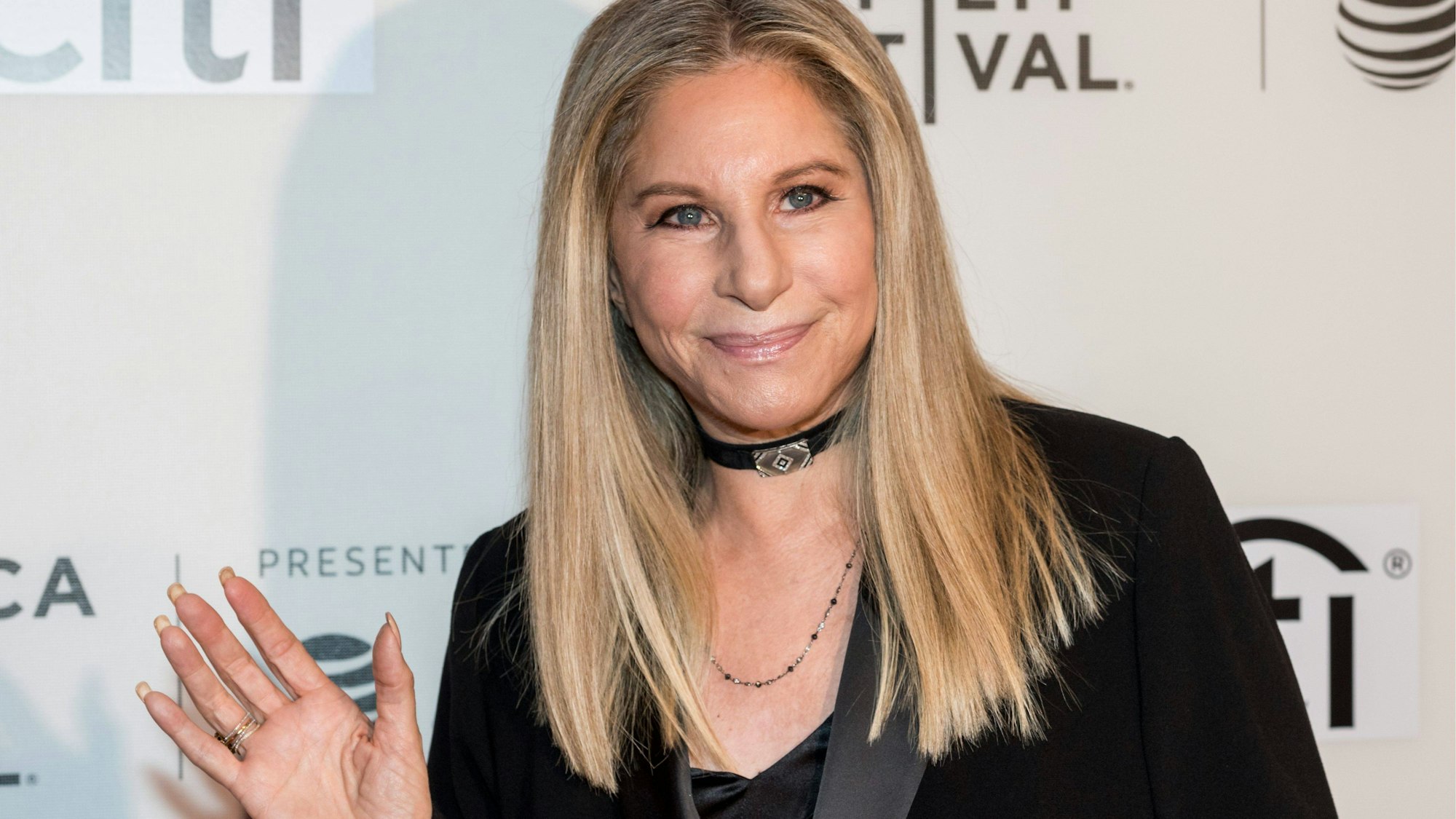 Barbra Streisand winkt in die Kamera.