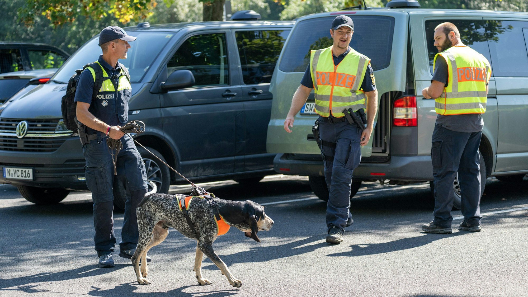 Polizisten suchen mit Spürhunden das Schulzentrum in Lohr am Main ab, in dem ein 14-Jähriger tot aufgefunden wurde. Ein Gleichaltriger ist festgenommen worden.