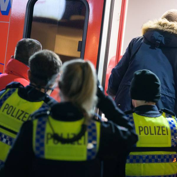 Einsatzkräfte stehen vor einem Rettungswagen (Symbolfoto).