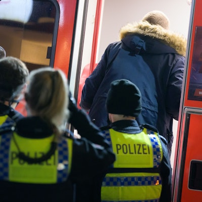 Einsatzkräfte stehen vor einem Rettungswagen (Symbolfoto).