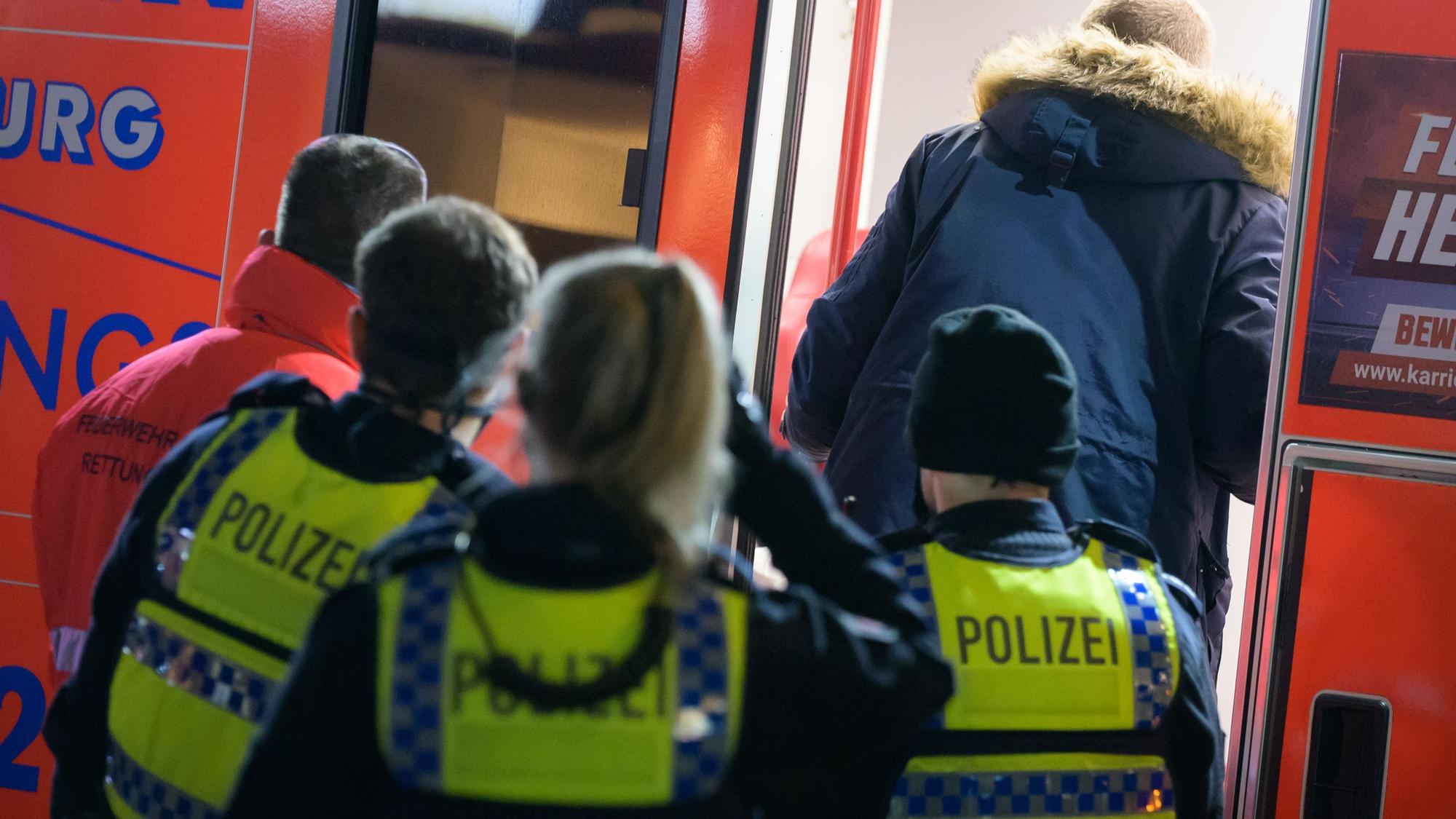 Polizeibeamte an einem Rettungswagen (Symbolfoto).