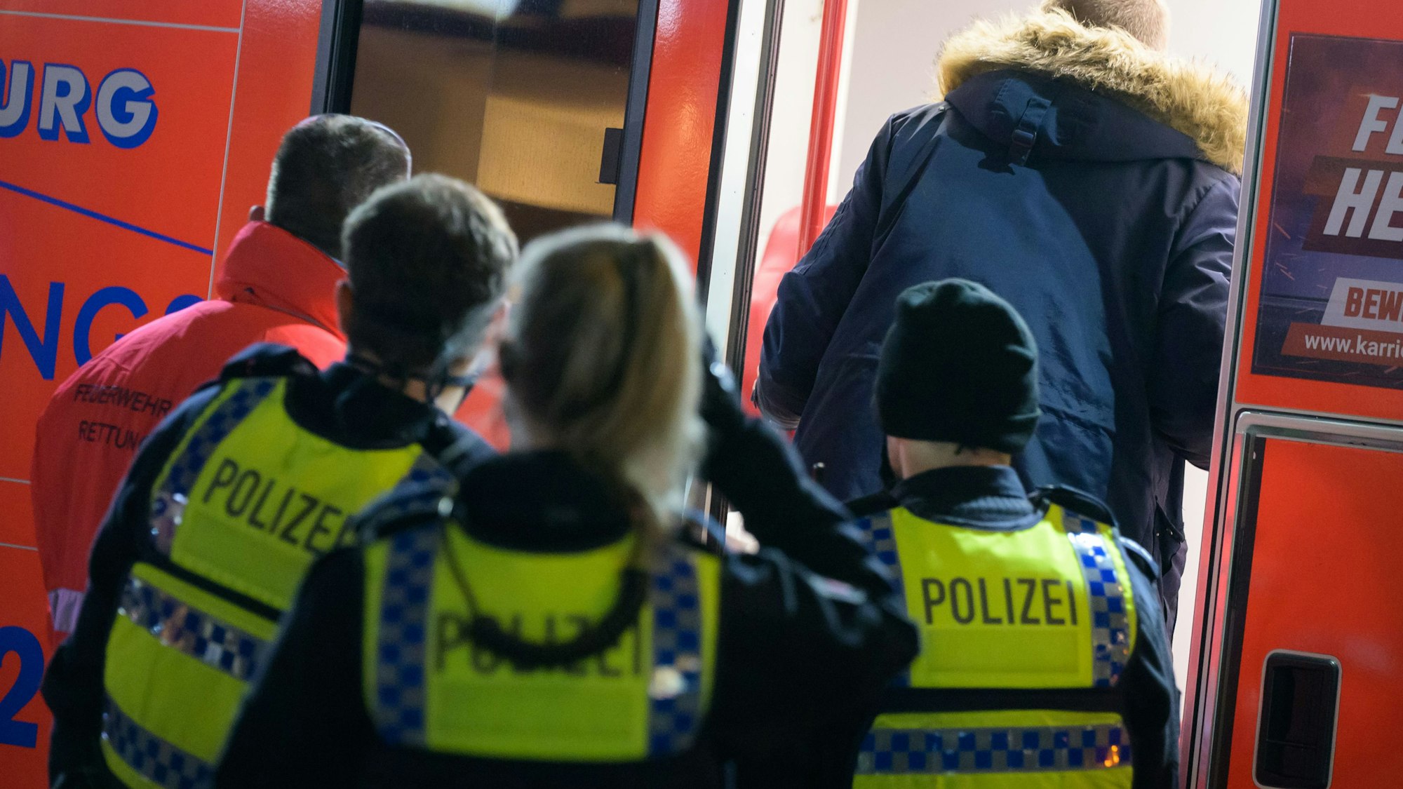 Einsatzkräfte stehen vor einem Rettungswagen (Symbolfoto).