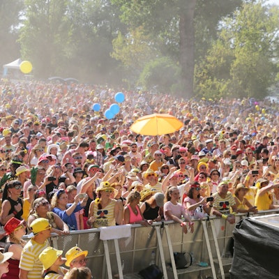 Peter Brings heizt der ohnehin schwitzenden Besuchermenge beim Festival „Jeck im Sunnesching“ im Kölner Jugendpark ein.