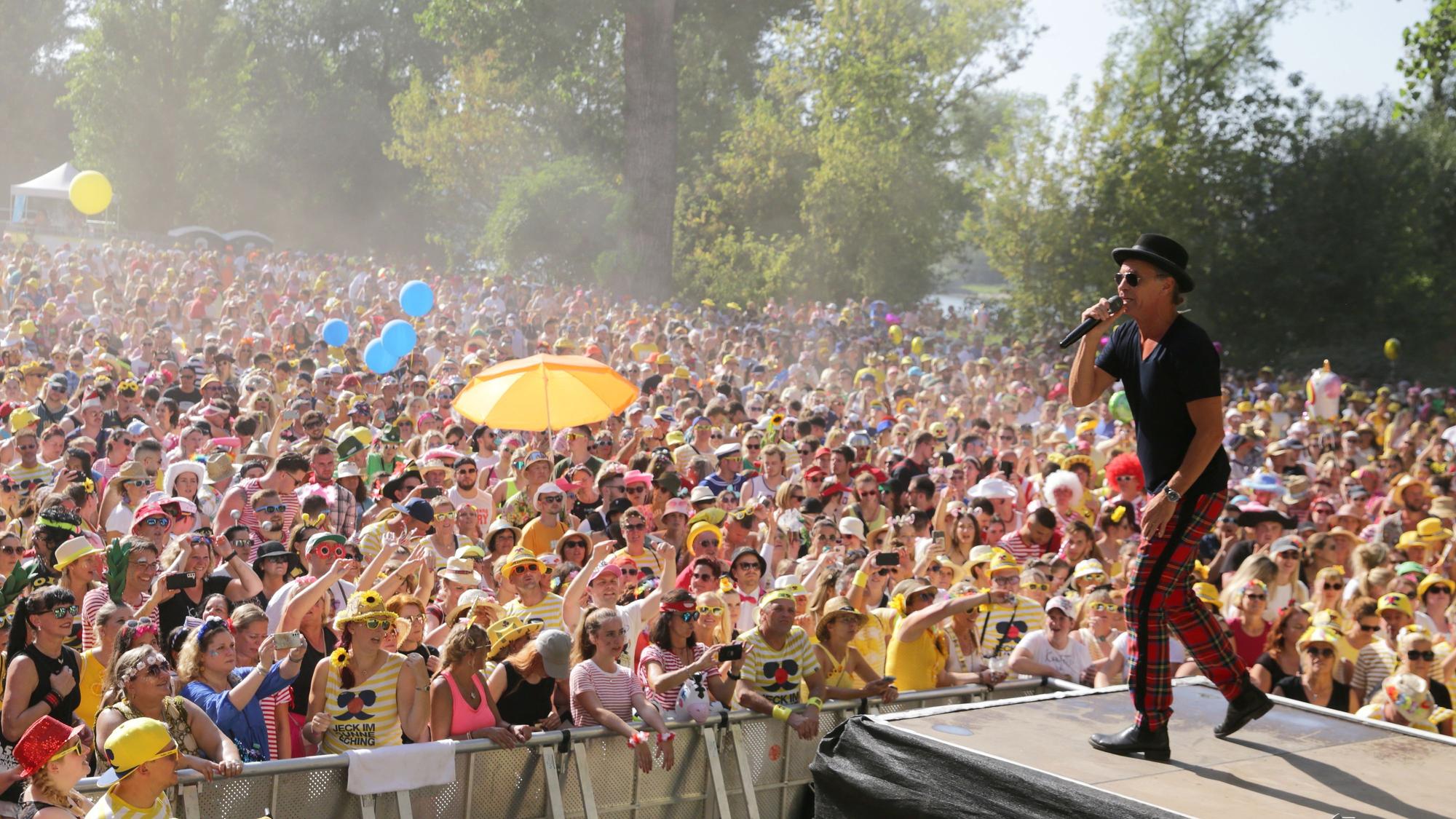 Peter Brings heizt der ohnehin schwitzenden Besuchermenge beim Festival „Jeck im Sunnesching“ im Kölner Jugendpark ein.