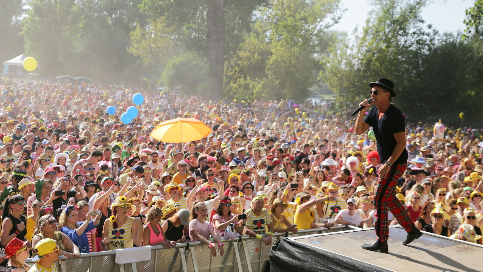 Peter Brings heizt der ohnehin schwitzenden Besuchermenge beim Festival „Jeck im Sunnesching“ im Kölner Jugendpark ein.