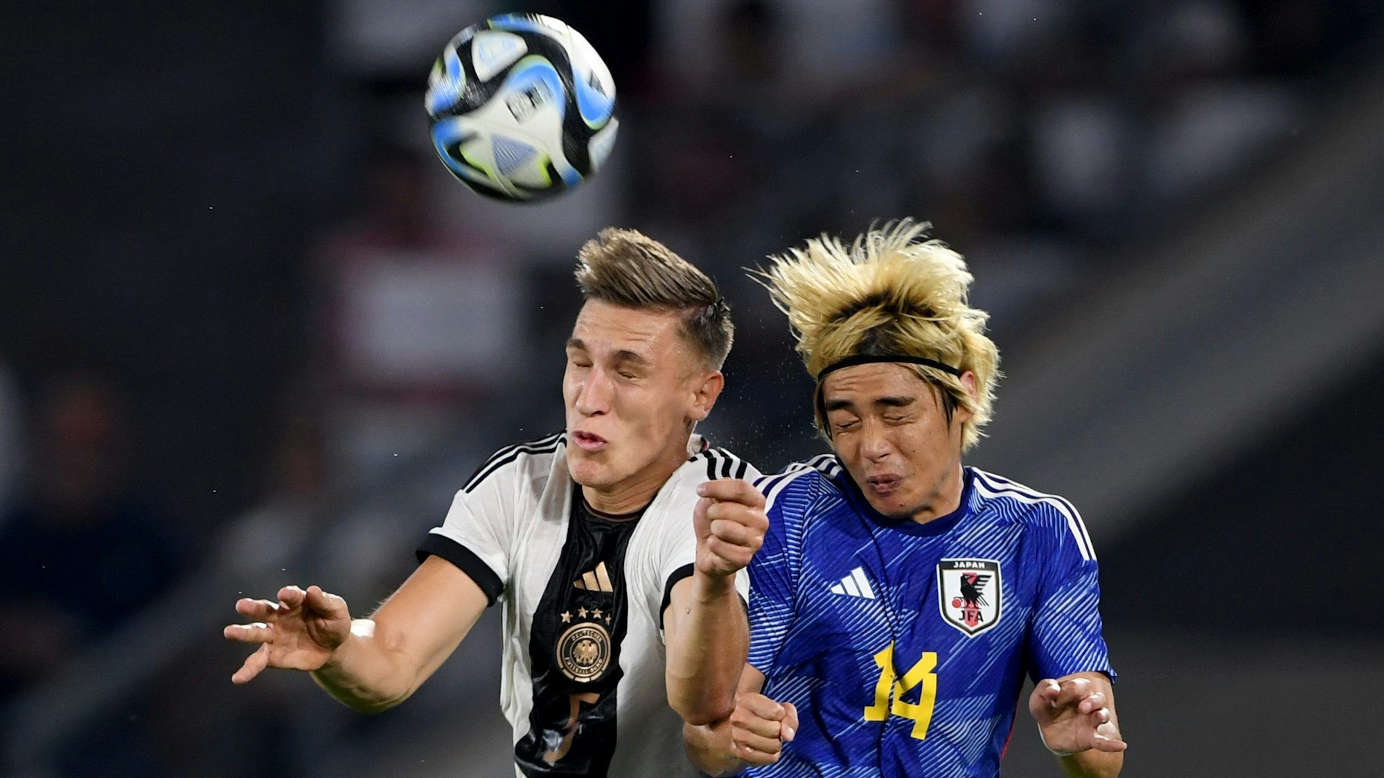 Nico Schlotterbeck erwischte gegen Japan einen schwarzen Tag und sah bei beiden Gegentoren nicht gut aus. Hier ist der BVB-Verteidiger (l.) im Duell mit Japans Junya Ito.