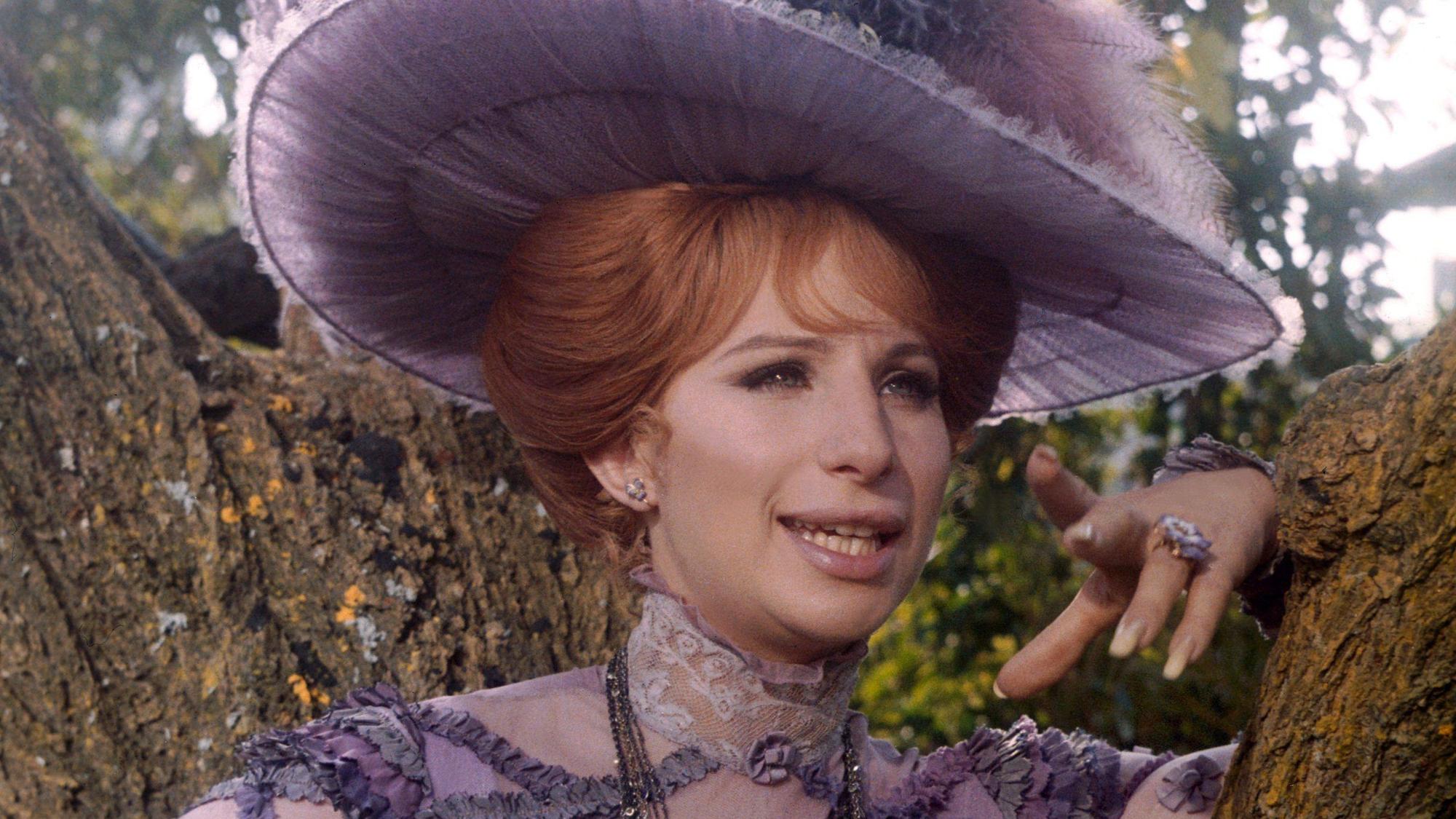 Barbra Streisand in der Rolle der Dolly Levi bei Dreharbeiten zum Musical-Film „Hello Dolly“.