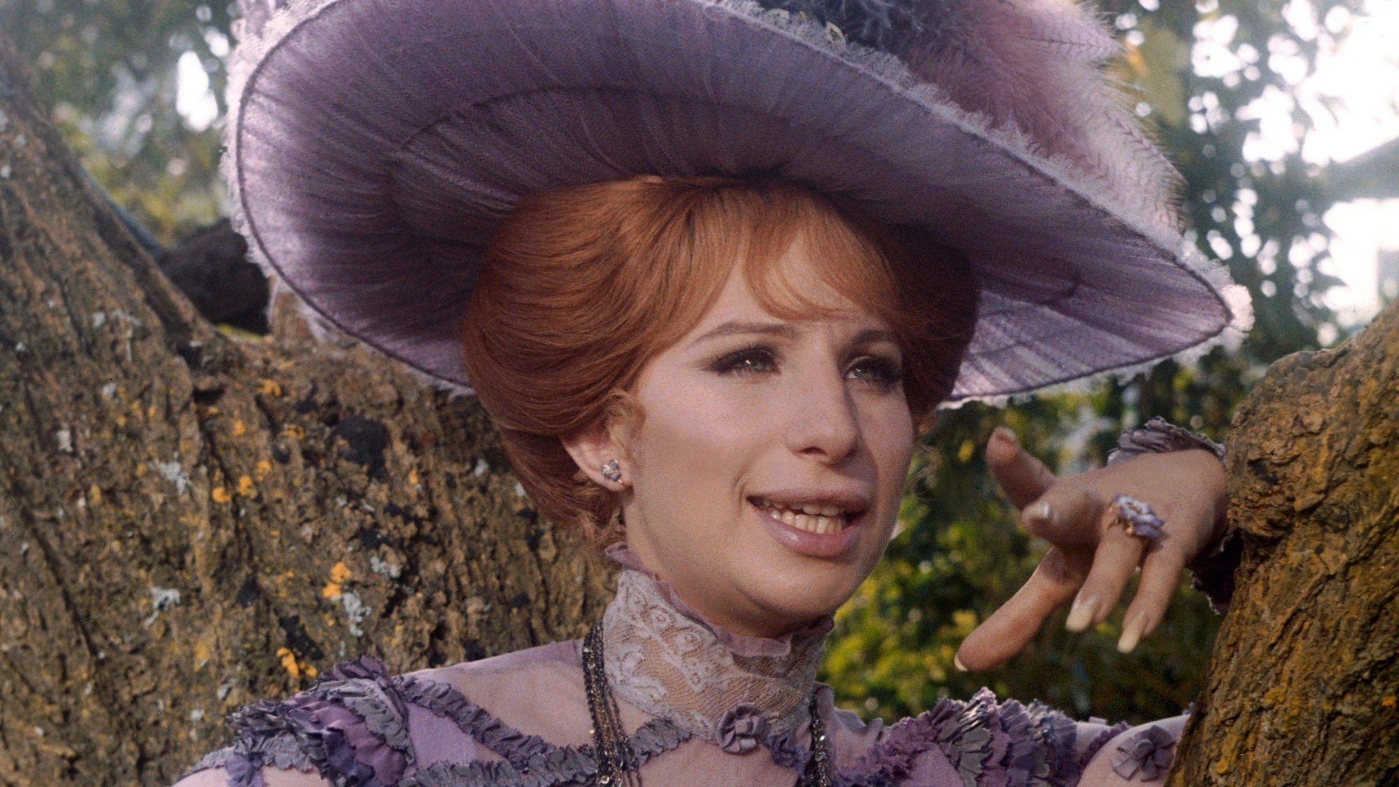 Barbra Streisand in der Rolle der Dolly Levi bei Dreharbeiten zum Musical-Film „Hello Dolly“.